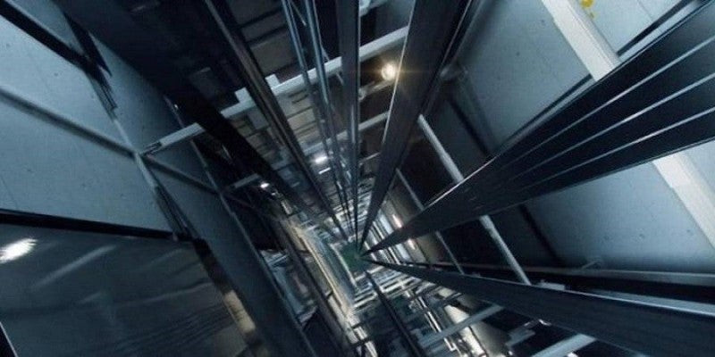 Τι πρέπει να κάνετε αν σπάσει το συρματόσχοινο του ασανσέρ (βίντεο)